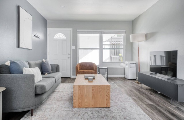 Hip San Mateo 1BR w/Pool & W/D, easy access to 101, by Blueground