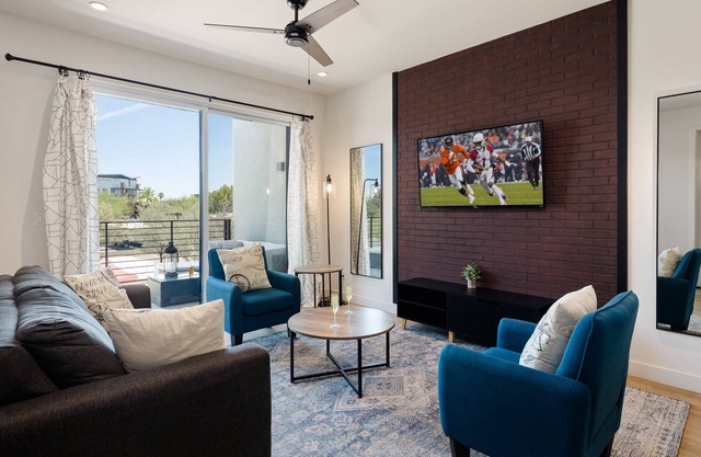 HiRise-Modern Condo-Hot Tub-Heart of Old Town