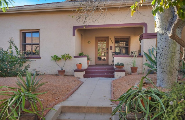 Historic adobe steps from 4th AVE, near U OF A, private yard, Dogs OK!