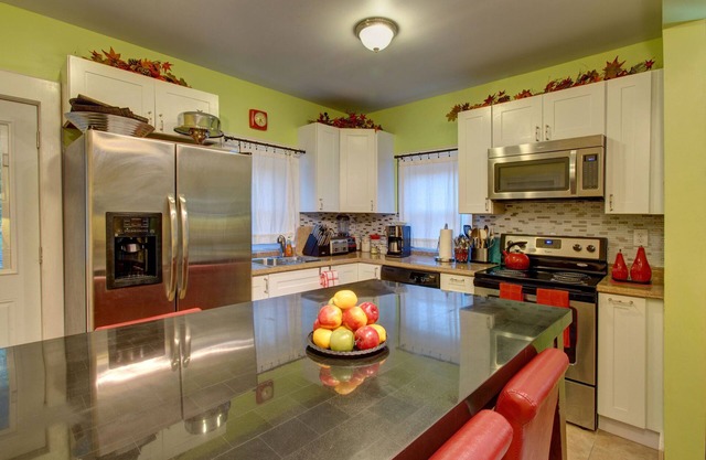 Historic Farmhouse, Great Family getaway with modern amenities