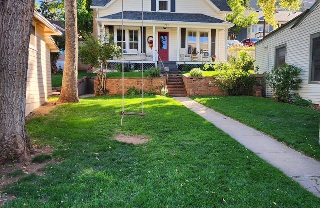 Historic home nestled at the foot of Pikes Peak! Quick walk to downtown & More~