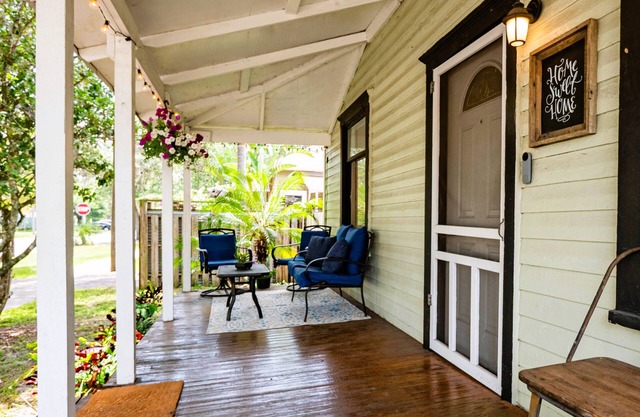 Historic Hotspot Walk to Downtown Fun Luxury Beds