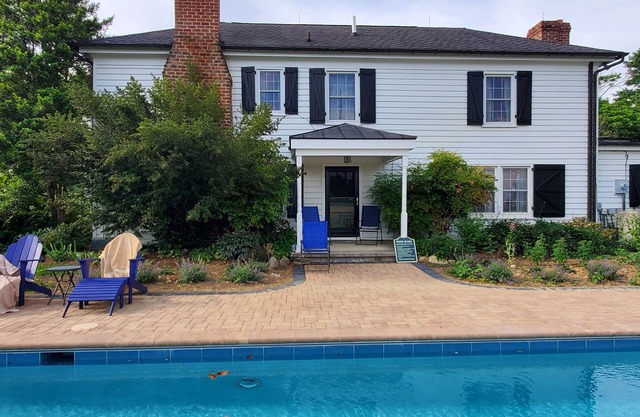 Historic manor house on working farm with pool and sauna 10 minutes from VA Tech