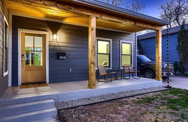 Historic Remodeled Bungalow-Walk to Everything GT