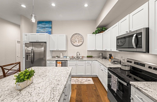 Historic Renovated 4-BD Townhome - City Side