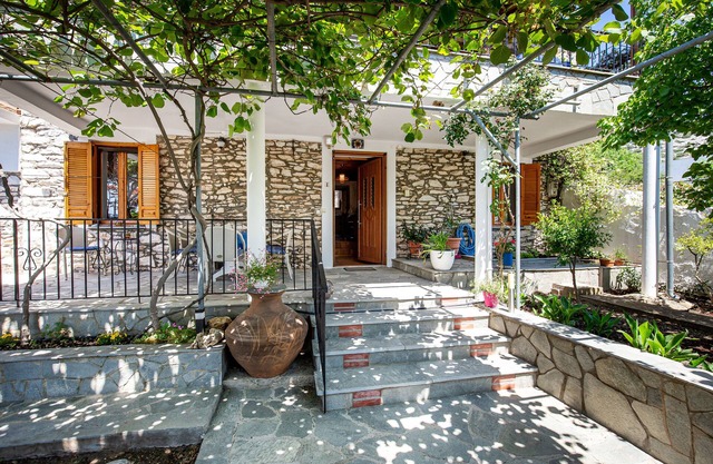 Historic stone house with charm in Theologos - plenty of space & village idyll