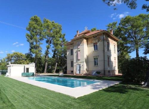 Historic Villa With Pool In The Heart Of Ortezzano