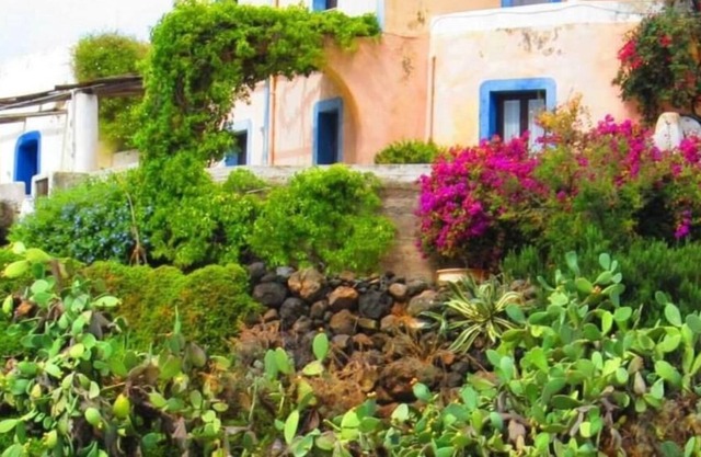 historical and panoramic house in loc. Tonna
