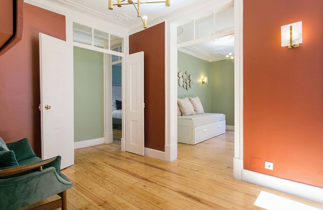 Historical Center, Large 2 Bedroom Apartment, Bright & Stylish,hip Madragoa Area