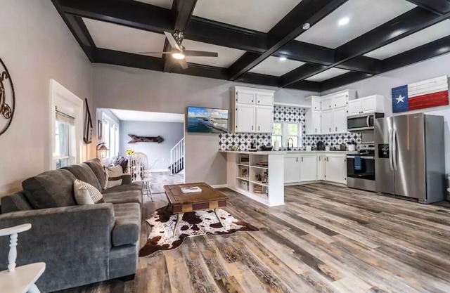 Historical Leander Lodge: Sleeps 8, 2 Blks to Lake Travis