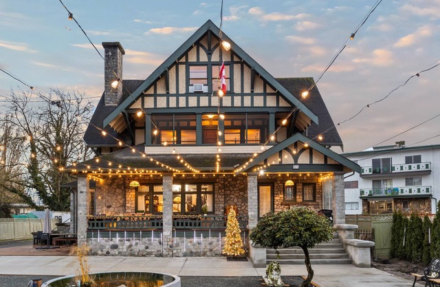 Historical Tudor House—5 mins walk to Downtown core of Chilliwack, pet friendly!