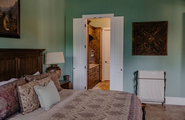Hogar Suite -La Aldea Building - Asante Lodging & Events