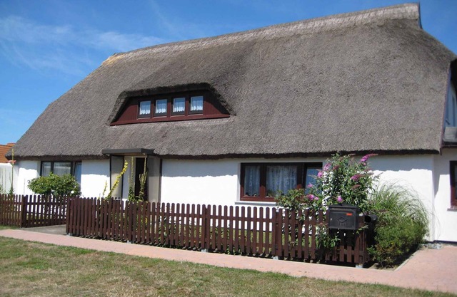 Holiday apartment under thatched roof, Baltic beach at only 100 m