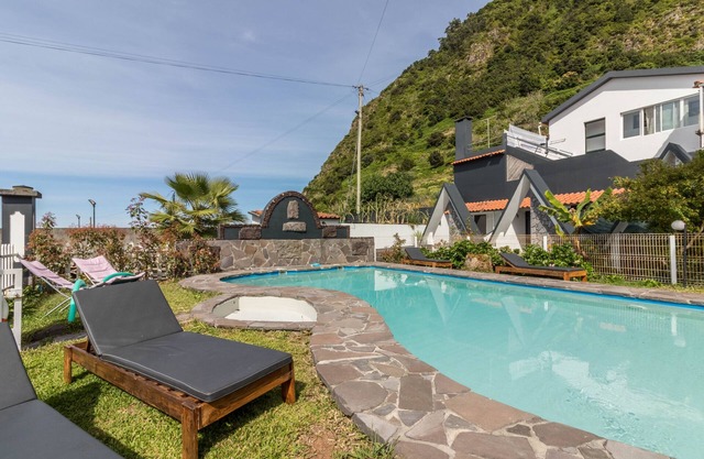 Holiday Apartment 'Palmeira House - Fernandes Cottage' with Sea View, Shared Pool & Wi-Fi