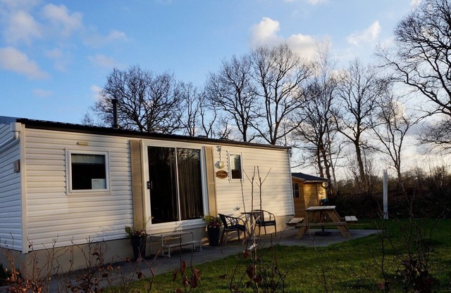 Holiday chalet near the canals of Giethoorn (Dutch Venice) and National Park Weerribben - Wieden, beautiful nature and many animals such as the otter, kingfisher, roe deer, fox, buzzard, hawk and many others. Particularly loved by walkers, cyclists,