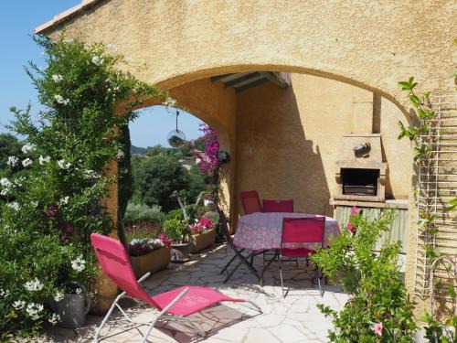 Holiday cottage with private terrace, Bellegarde