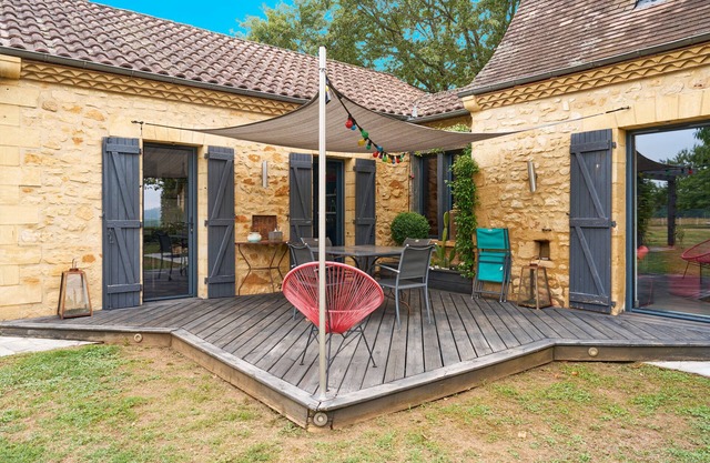 Holiday Home 'Au Bout Du Chemin - Vue Château' with Private Terrace, Wi-Fi and Air Conditioning