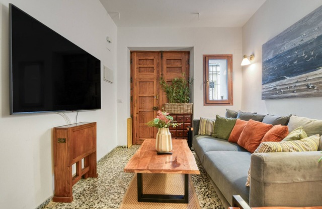 Holiday Home 'Bougainvillea' with Mountain View, Private Terrace and Wi-Fi