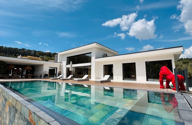Holiday Home 'California Baïa Bandol' with Private Pool, Wi-Fi and Air Conditioning