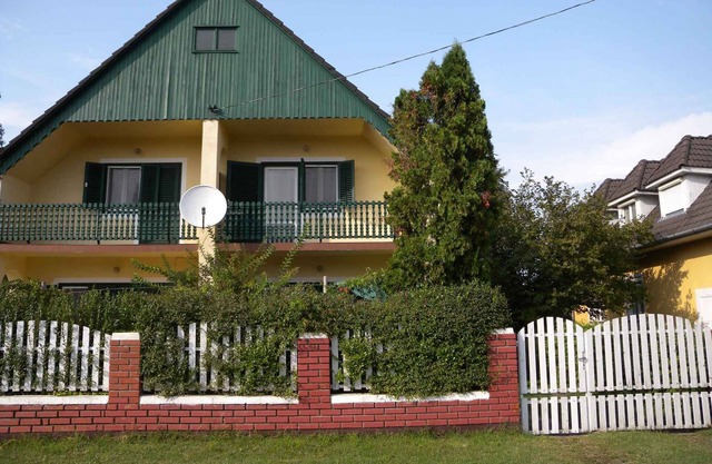 Holiday home with 2 terraces and pool near the beach