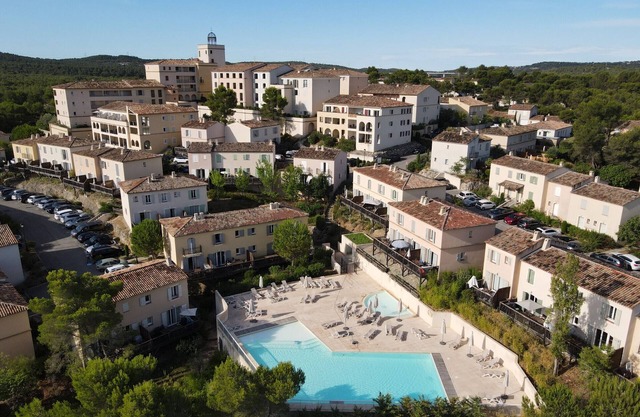 Holiday Home in Provence with Pool, Golf & Free Parking