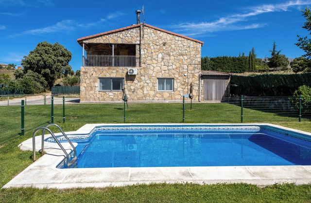 Holiday Home 'La Nave De Gredos' with Mountain View, Pool and Air Conditioning