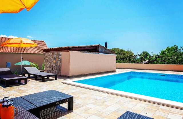 Holiday home with private pool, comfort and peace