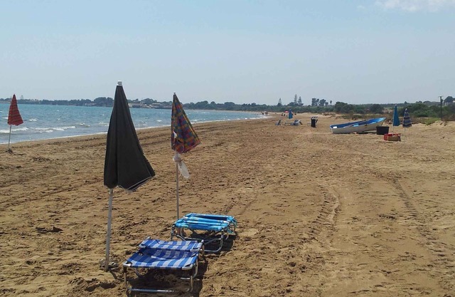 Holiday home with air conditioning, outdoor shower, barbecue and private parking