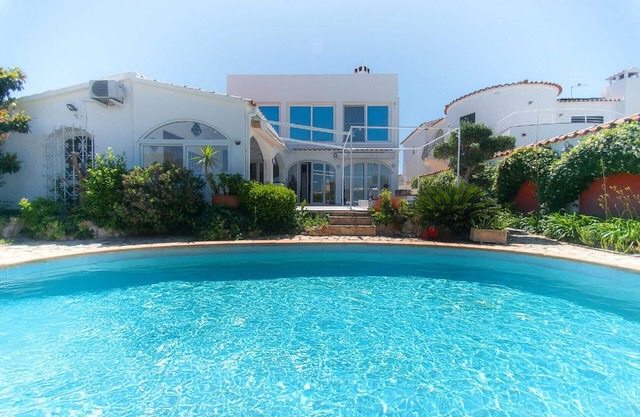 Holiday house Empuriabrava for 1 - 8 persons with 4 bedrooms - Holiday home