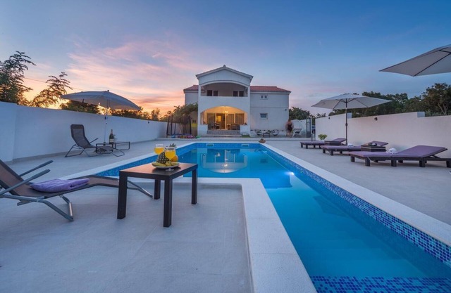 Holiday house Lozovac for 1 - 8 persons with 4 bedrooms - Holiday house