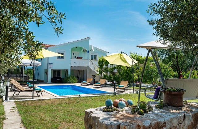 Holiday House Marina with pool
