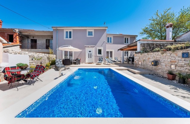 Holiday house Zminj for 1 - 8 persons with 4 bedrooms - Holiday home