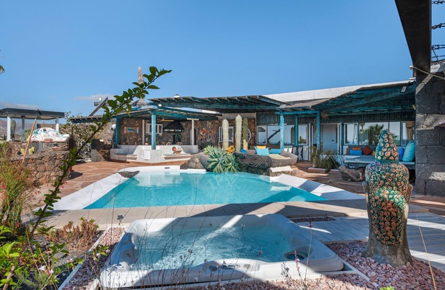 Holiday Villa 'Dafmir' with Sea Views, Wi-Fi and Air Conditioning