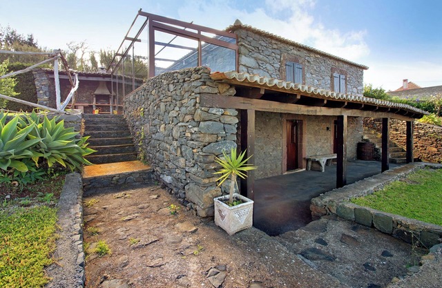 Holiday Villa Montemar with Sea View, Wi-Fi & Garden
