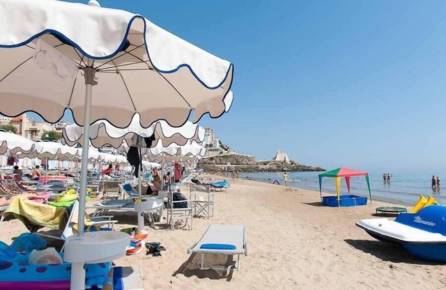 HOLIDAY ZIROCCO, CENTRAL IN COUNTRY AND WITH LIDO BEACH NEAR.