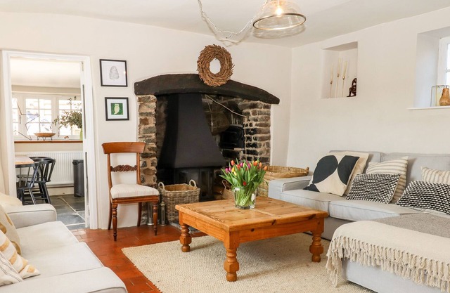 HOLLY COTTAGE, family friendly, with open fire in South Molton