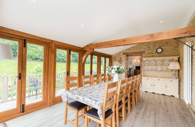 Hollyhock House. Sleeps 10, Idyllic Cotswold Cottage, Arctic Cabin, playground.