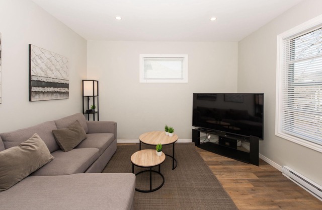 Home Away from Home - 2 Bedroom Duplex Outer Core of Downtown Moncton