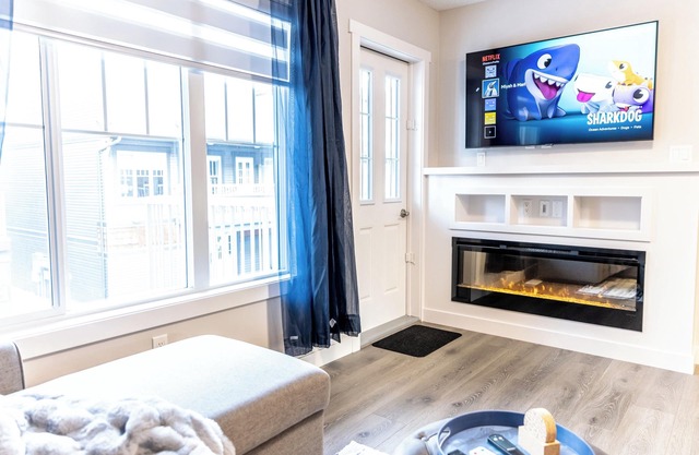 Home away from home with Wifi, Netflix, Disney+ and lots of amenities!