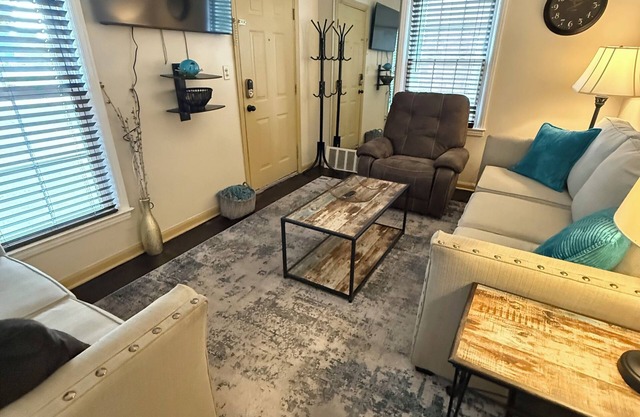 Home Away from Homen2-bedroom house in nice Wyandotte with AC, WiFi