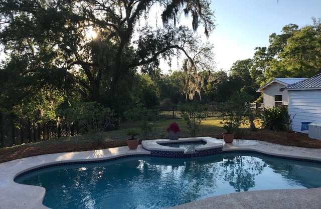 Home in the Oaks...Airy & Nature View