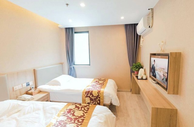 Home Inn Shanghai Songhong Road Metro
