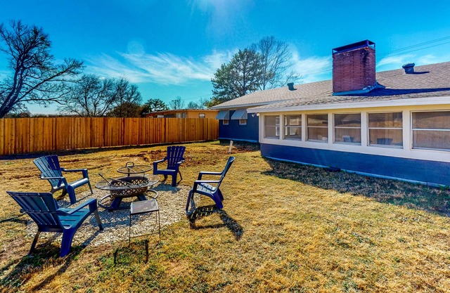 Home Just Outside Downtown Waco - Large Dog-Friendly Yard, Firepit, Fireplace