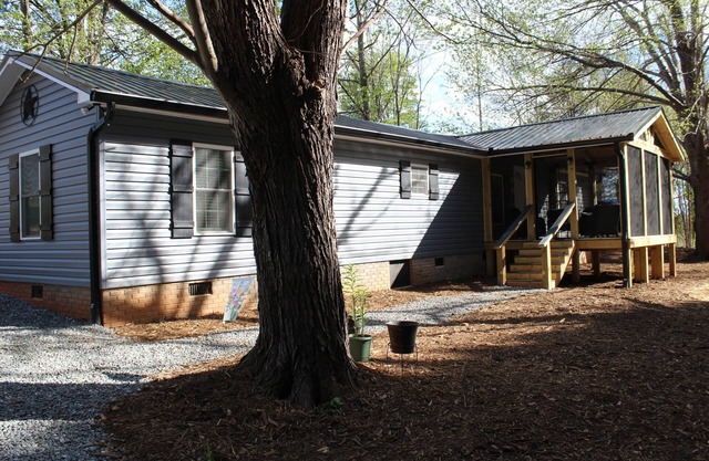 Home on the Ridge- 5 Minutes from TIEC with RV Hookup availability