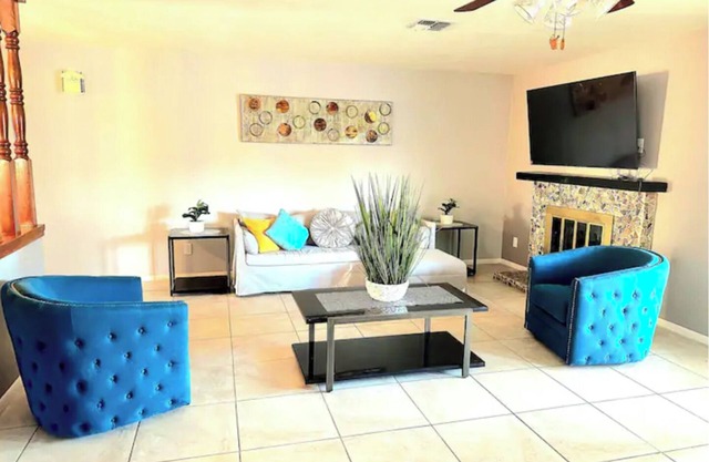 Home Sweet Home with 8bds, 8 mins from Freemont St