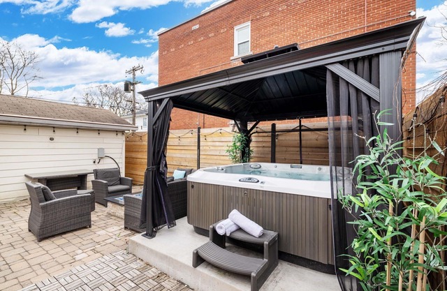 Home w hot tub/4 beds/4 car parking/1845 sq. ft.