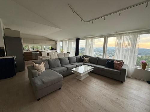 Home with 5 bedrooms, great view and garden