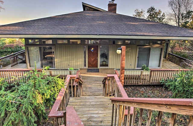 Home with Wraparound Deck + Blue Ridge Mtn Views!