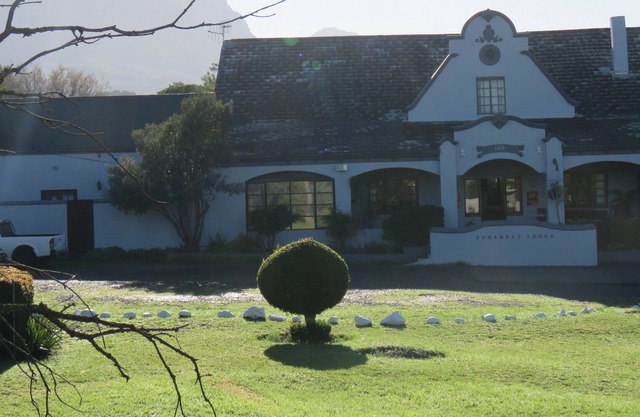 Homely Lodge In Great Location, 5 en-suite rooms with English Pub