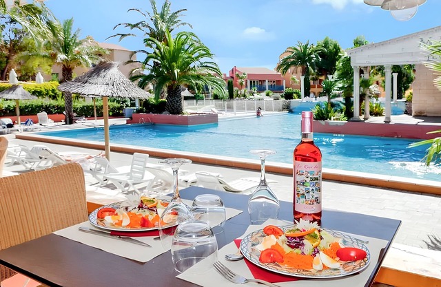 Homerez - Apt. Canet, shared pool.